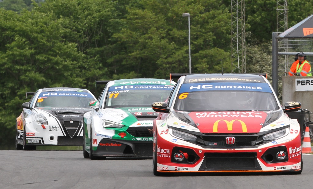 Inden Sommerløbet er det Kasper H. Jensen(#6) der fører TCR mesterskabet foran Nicolai Sylvest(#11) og Jacob Mathiassen(#9).
(Foto: Motorsporten.dk)